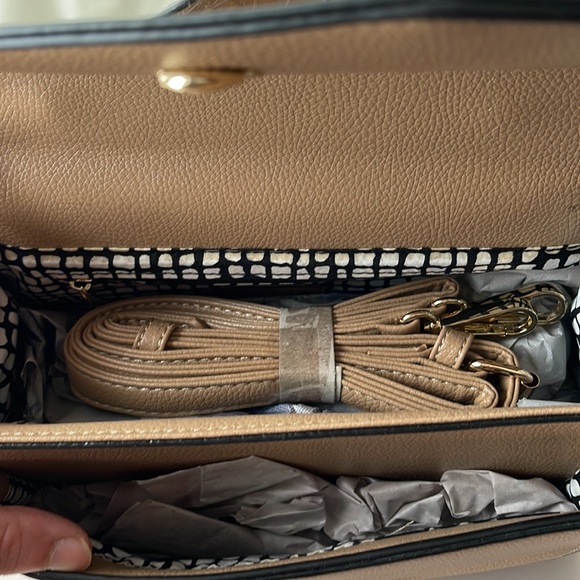 Vegan taupe Convertible handbag lunchbox/messenger style - Picture 3 of 7